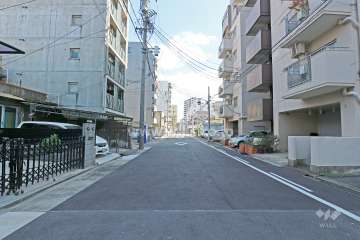 敷地北東側の前面道路（北西側から）