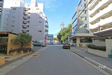 敷地南側の前面道路（東側から）