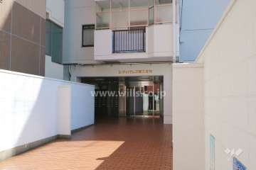 エントランスはオートロック付きです。