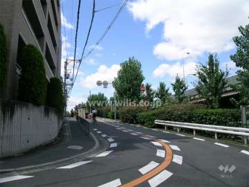 敷地の東側には新御堂筋が走っています