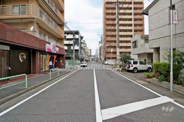 敷地東側の前面道路（南側から）