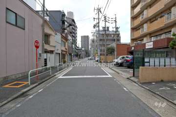 敷地南側の前面道路（東側から）