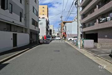 敷地西側の前面道路（南側から）