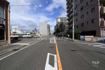 敷地西側の前面道路（南側から）