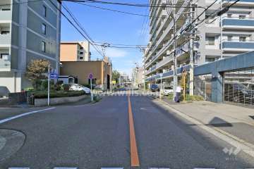 敷地南側の前面道路（東側から）