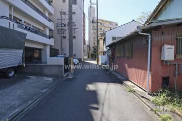 敷地北西側の前面道路（北東側から）
