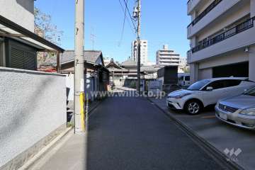 敷地北西側の前面道路（南西側から）