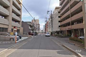 敷地南側の前面道路（西側から）
