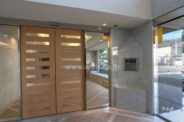 エントランスはオートロック