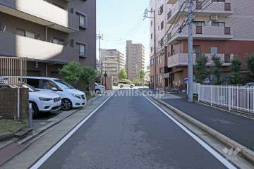 敷地南側の前面道路（西側から）
