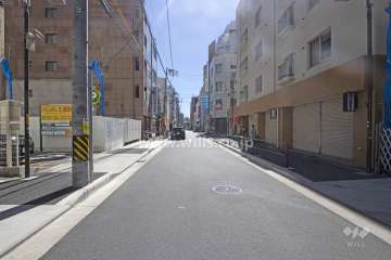 敷地東側の前面道路（北側から）