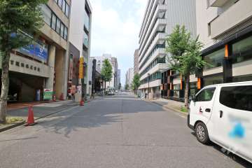 敷地西側の前面道路。一方通行の通りです。