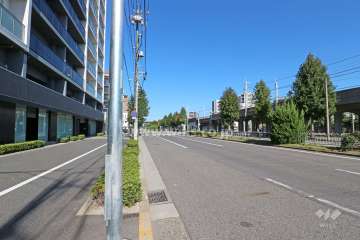 敷地南東側の前面道路（南西側から）