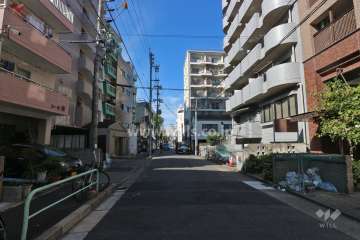 敷地西側の前面道路（南側から）