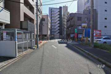 敷地西側の前面道路（北側から）