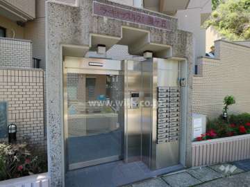 エントランスはオートロック付きです。