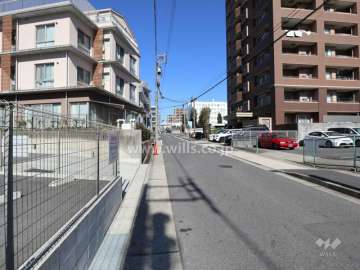 敷地西側の前面道路