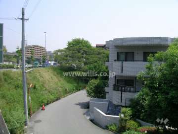 周辺は緑豊かな住宅地（一戸建てが中心に立ち並んでいます。）