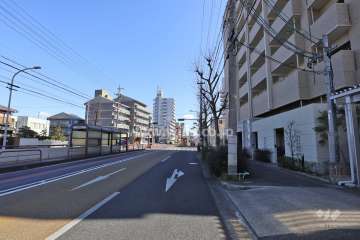 敷地北側の前面道路（西側から）