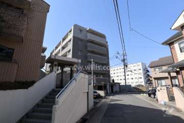 モアグレース藤が丘1の遠景。周辺はマンションと一戸建てなどが混在する静かな住宅地です。