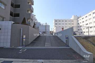 屋外平面駐車場出入り口（ロボットゲート付き）
