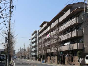 グローリアス名東富が丘の外観（南東側から）と正面道路