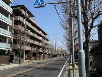 グローリアス名東富が丘の外観（南西側から）と正面道路