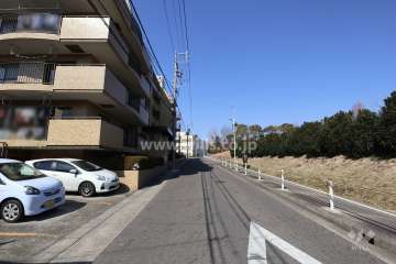 物件の東側前面道路（北側から）