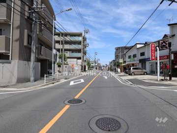 敷地の東側前面道路(南側から)