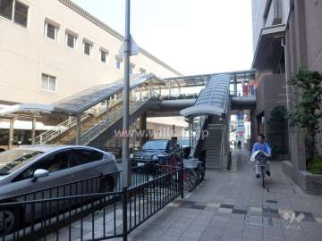 陸橋は二カ所にあり、こちらは東側の橋