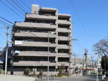 ダイアパレス藤ヶ丘明徳公園の外観（南側より）と前面道路