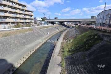 敷地北側を香流川が流れています。