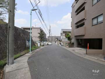 西側前面道路(南側から)