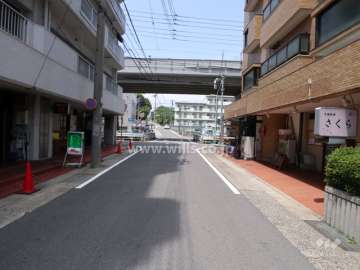 敷地西側の前面道路