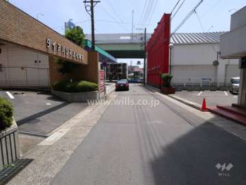 敷地西側の前面道路