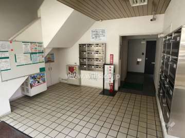 西側のエントランスと共用ポスト