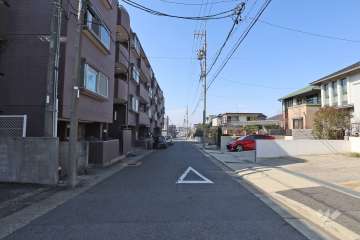 物件の北側前面道路（東側から）