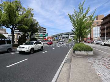 敷地の北側前面道路(西側から撮影)