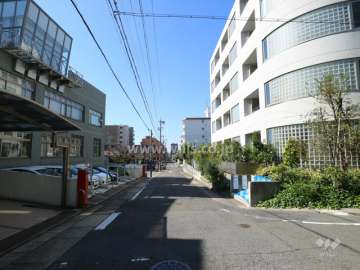 敷地南側の前面道路（東側から）