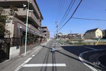物件の東側前面道路（南側から）