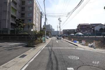物件の西側前面道路（北側から）