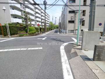 敷地北側の前面道路