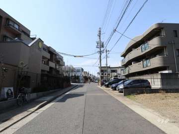 敷地西側の前面道路