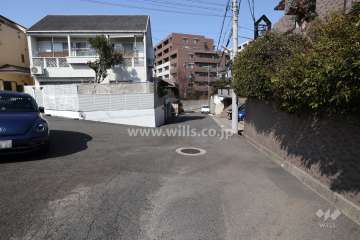 敷地南西側の前面道路(南東側から)