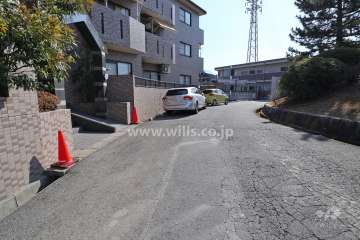 敷地南西側の前面道路(北西側から)