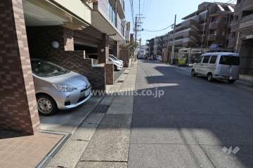 敷地南側の前面道路(西側から)