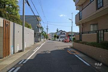 敷地東側の前面道路（北側から）