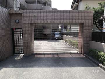 駐車場出入り口(リングシャッター付き)