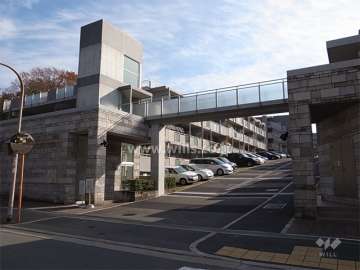 敷地入り口。左側棟内には集会室があります。