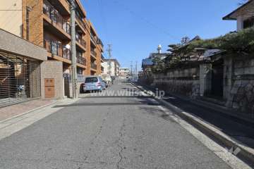 物件の南側前面道路（西側から）